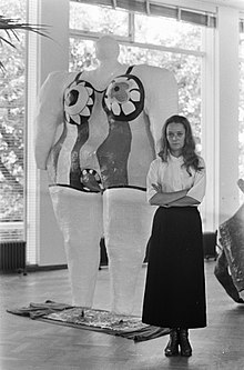 220px Nikki de St. Phalle in Stedelijk Museum . Nikki bij haar kunstwerken Bestanddeelnr 920 6241